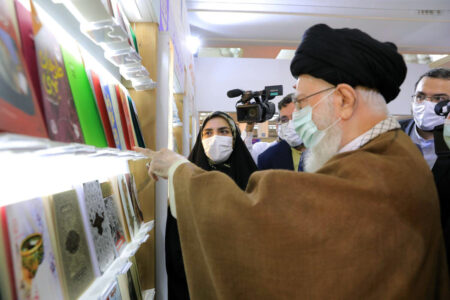رہبر انقلاب اسلامی نے تہران کے 34 ویں بین الاقوامی بک فیئر کا معائنہ کیا