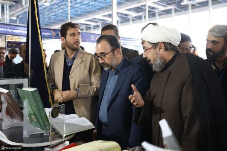 بازدید استاندار خراسان رضوی از غرفه جامعةالمصطفی در نمایشگاه پژوهش و فناوری استان