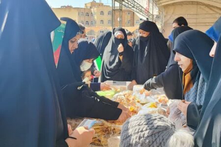 برپایی غرفه کارآفرینی طلاب غیرایرانی در حاشیه راه پیمایی ۲۲ بهمن