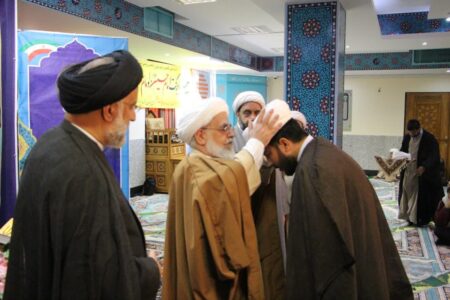 تلبس جمعی از طلاب مجتمع آموزش عالی اصفهان به لباس مقدس روحانیت