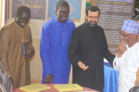 بازدید سفیر سیرالئون از نمایشگاه جشنواره قرآنی المصطفی در سنگال