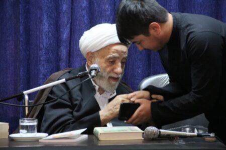 تکریم استاد قرائتی از طلبه افغانستانی حافظ قرآن کریم