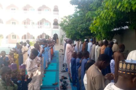 اقامه نماز عید قربان در نمایندگی جامعةالمصطفی در نیجریه + تصاویر