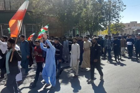 راهپیمایی اعتراض آمیز طلاب نمایندگی جامعة المصطفی در استان مرکزی+ فیلم