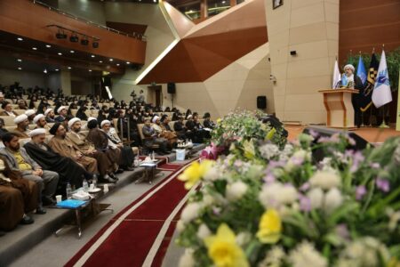 رونمایی از کتاب «سلسله منشورات کنگره بین‌المللی اندیشه های قرآنی حضرت آیت الله العظمی خامنه ای»