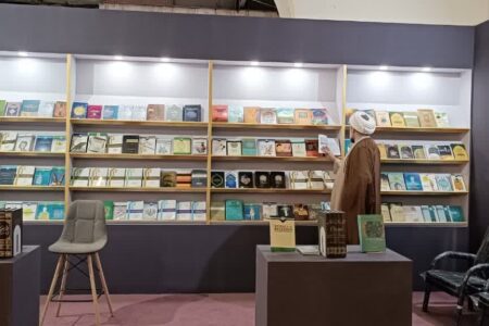 آماده سازی غرفه انتشارات بین المللی المصطفی در سی و پنجمین نمایشگاه کتاب تهران