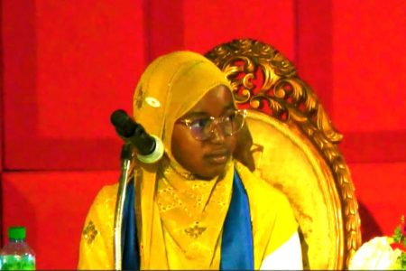 تکریم حافظ برگزیده سنگالی در اختتامیه جشنواره قرآنی ٢٠٢٤ المصطفی