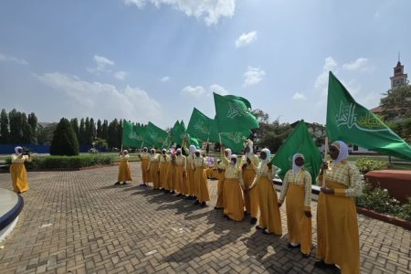 اجرای سرود فارسی توسط دانش‌آموزان غنایی در دانشگاه لگون