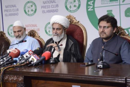 آیت‌الله خامنه‌ای رهبر سیاسی و مرجع تقلید ماست