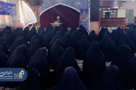 دوری از عمل به دانسته‌ها، عامل نزول امت اسلامی