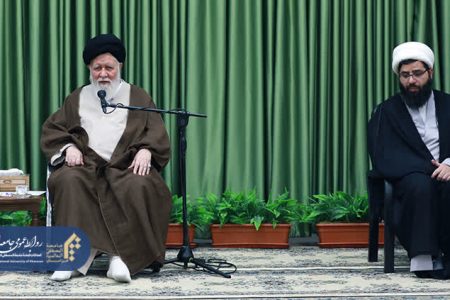 نقش بی‌نظیر جامعه‌المصطفی در توسعه انقلاب با بصیرت افزایی و ترویج ادبیات فارسی