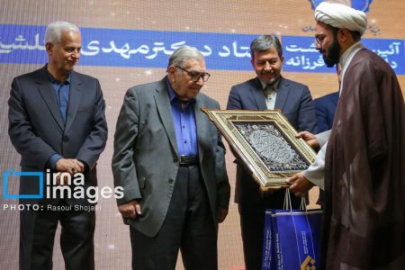 تقدیر از چهره برجسته فلسفه علم ایران