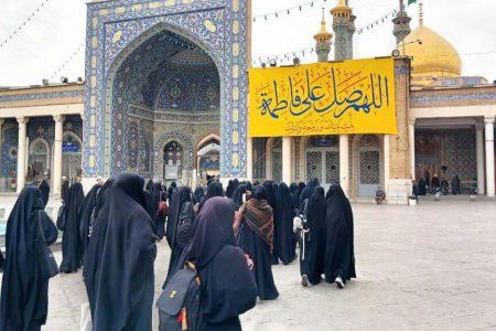 غبارروبی ضریح مطهر حرم بانوی کرامت توسط جمعی از طلاب مجتمع بنت الهدی