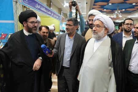 بازدید آیت الله دکتر عباسی از نمایشگاه دستاوردهای پژوهشی المصطفی(بخش ۱)