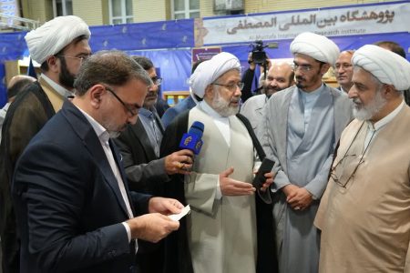 بازدید رئیس المصطفی از غرفه آثار پژوهشی مؤسسه آموزش های کوتاه مدت