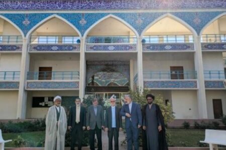 نشست تبیینی با حضور هیئتی از دفتر مقام معظم رهبری دام ظله العالی