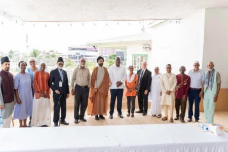 حضور و سخنرانی مدیر کالج اسلامی گویان در کنار نخست‌وزیر کشور