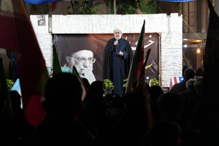 ملت ایران گریبان دشمن جنایتکار را رها نخواهد کرد