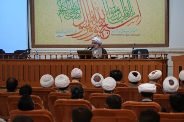 تشرف طلاب به لباس روحانیت به معنای سربازی ولایت است
