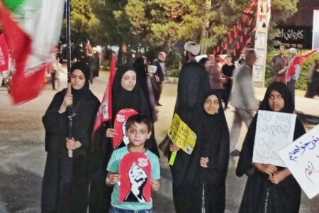 قیام دانش آموزان مجتمع آموزشی دخترانه توحید در خونخواهی رهبر شهید
